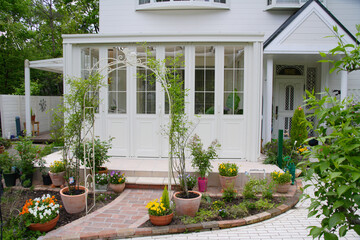 コンサバトリーのある白い家