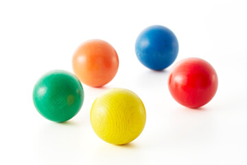 カラフルな丸い木製の玉