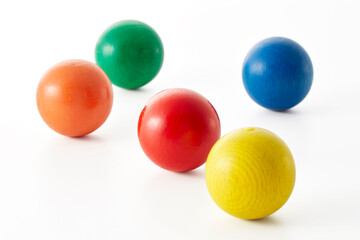 カラフルな丸い木製の玉