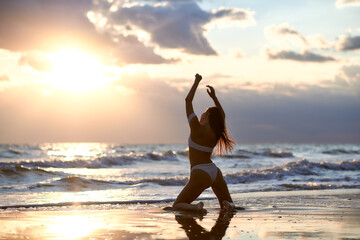 Obraz na płótnie Canvas yoga on the beach