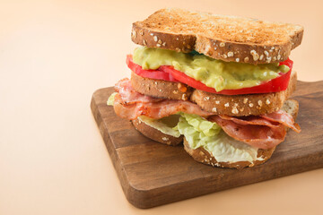 Sandwich LGBT lettuce, guacamole, bacon and tomato