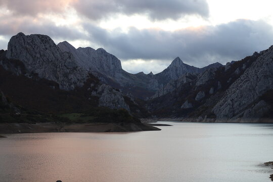 Castilla y Le&oacute;n. Le&oacute;n. Ria&ntilde;o. Atardecer en los fiordos leoneses. 