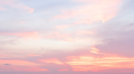 Obraz premium Dramatic colorful sky with afterglow and illuminated clouds