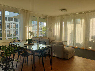 Salone moderno al tramonto