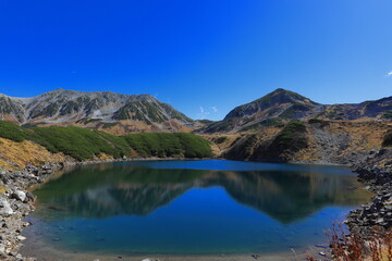 Fototapeta na wymiar 湖面に映る 山の様子