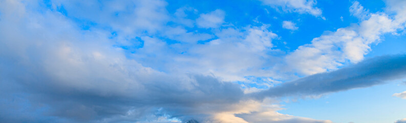 Obraz premium Dramatic colorful sky with afterglow and illuminated clouds