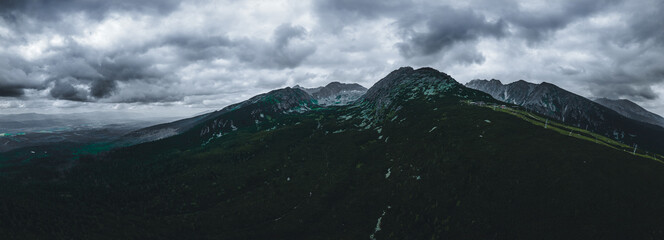 Luftaufnahme bewölkter Himmel mit Bergen im Gebirge der Hohen Tatra