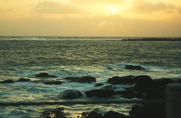 海岸と曇り空の夕日