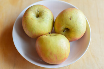 Naklejka na ściany i meble Fresh Apples in the Plate on Wooden Table