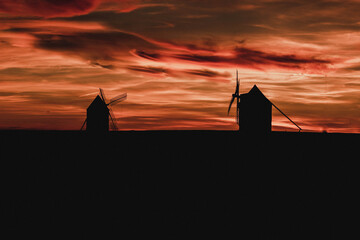 Puesta de sol con molinos.