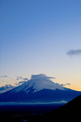 Fototapeta na wymiar 暮れ行く富士山