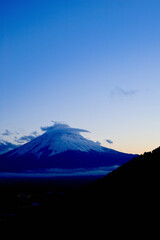 Fototapeta na wymiar 暮れ行く富士山
