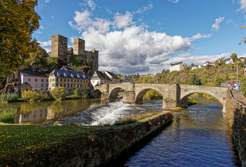 Fototapeta premium Runkel an der Lahn mit Lahnbrücke und Burg