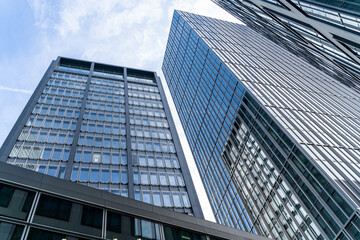 Fototapeta na wymiar modern office building with sky