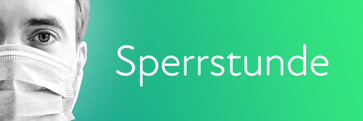 Sperrstunde. Portrait von Mann mit Mundschutz/Atemmaske. Text auf Hintergund (blau/grün). Coronavirus