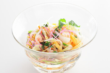 ガラスの器に入れた白菜と色とりどり野菜サラダ