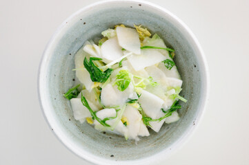 器に入れた白野菜サラダの俯瞰