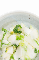 器に入れた白野菜サラダのアップ