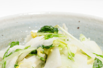 器に入れた白野菜サラダのアップ