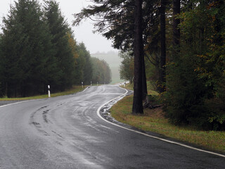 Nasse kurvenreiche Landstraße