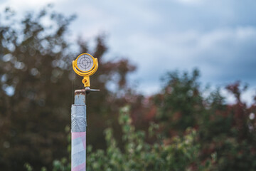 Measuring instrument of a construction site to measure displacements
