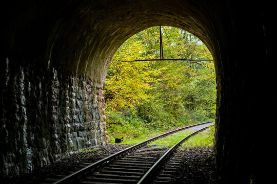 Tunnel Eisenbahn Kurve Gleise Schienen Strecke Schleifkottenbahn Draisine Halver Oberbr&uuml;gge Sauerland Deutschland stillgelegt Wuppertalbahn Sticht Tunnel Volmetal Kunstbauwerk Mauer