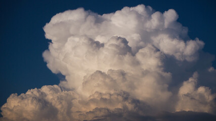 Cumulus bourgeonnants en fin de soirée.  Celui-ci parvient bientôt au stade cumulonimbus