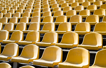Naklejka premium empty chairs for audience on modern stadium arena, sport