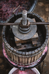 Machine for making red vine from purple grapes