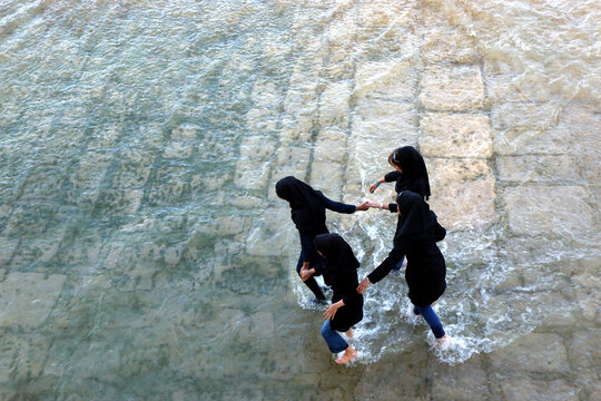 Junge Frauen im Fluss Zayandeh Rud