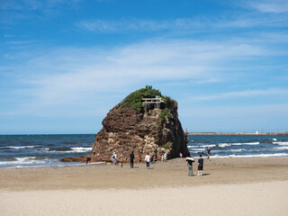 島の上に建てられた鳥居