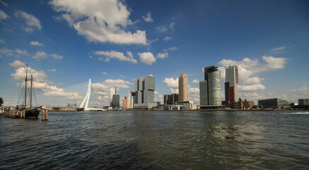 Fototapeta na wymiar Rotterdam; Maaspanorama vom Veerhaven // Blick über die Nieuwe Maas zur Skyline am Kop van Zuid mit Erasmusbrücke