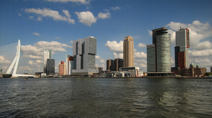 Fototapeta na wymiar Boomtown Rotterdam; Blick über die Maas auf die Erasmusbrücke und die Uferfront am Kop van Zuid