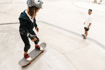 Obraz premium Cropped image of a little girl with her instructor