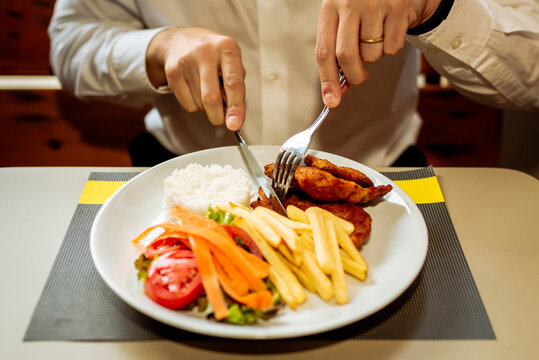 Homem almo&ccedil;ando