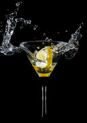 cocktail con limone splash fotografia  