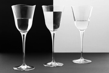 rifrazione acqua in bianco e nero su bicchieri di cristallo