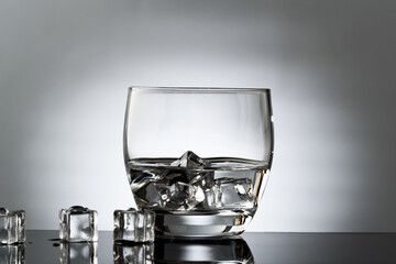 foto splash acqua su bicchiere trasparente