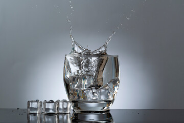 foto splash acqua su bicchiere trasparente