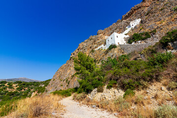 Fototapeta na wymiar Orthodoxe Kirche in den Bergen über Kapsali auf der griechischen Insel Kythira