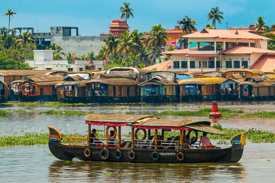 Tour boat and houseboats for the popular backwater cruises, a major tourist attraction, Alappuzha (Alleppey), Kerala, India