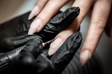  Professionele hardware manicure met behulp van automatische elektrische manicure boor polish remover voor nagel, manicure, nagellak procedure, hardware manicure, elektrische nagel © Надія Коваль