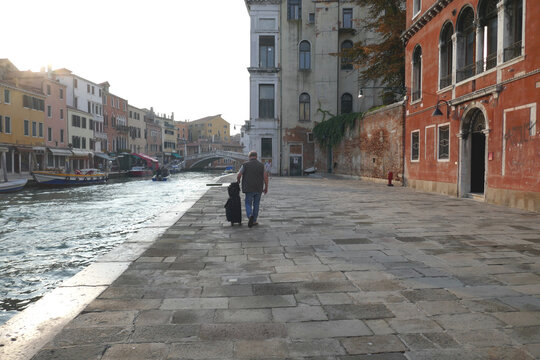 Tourist verlässt Venedig