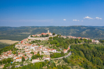 Fototapeta na wymiar Das Dorf Motovun in der Region Istrien in Kroatiens liegt auf einem steilen Hügel über dem Tal der Mirna