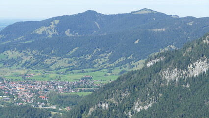 Fototapeta na wymiar Oberammergau und Hörnle vom Ziegelspitz 