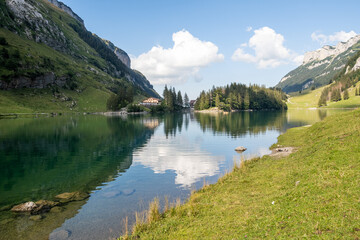 Fototapeta na wymiar See in einem Tal in Appenzell, Schweiz