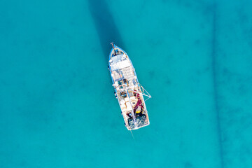 Trawler auf dem Meer als Top View fotografiert