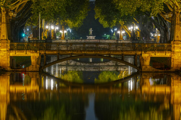 Brücke über den Wassergraben der Shopping-Allee Düsseldorf bei Nacht