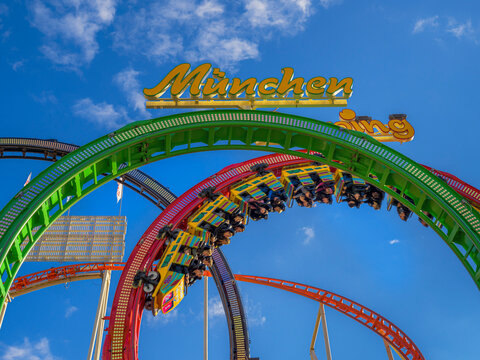 Achterbahn auf dem Oktoberfest in M&uuml;nchen, Bayern, Deutschland