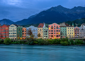 Häuser am Inn in der Dämmerung, Innsbruck, Tirol, Österreich